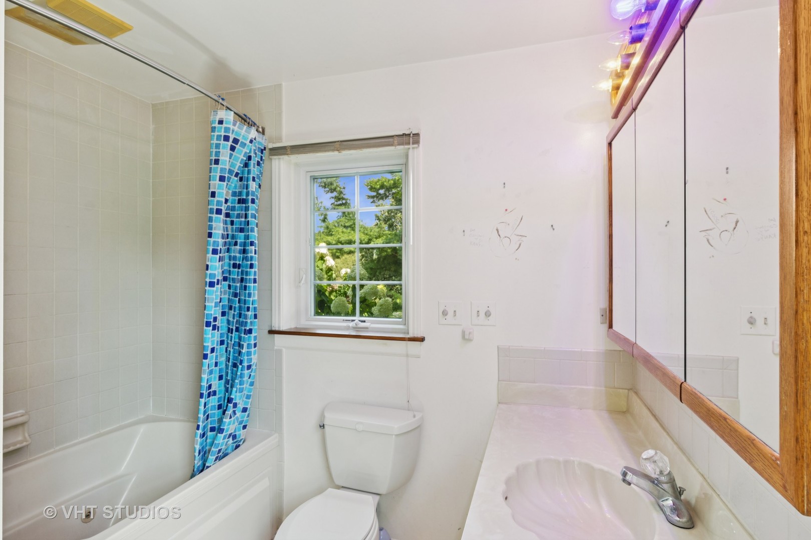 Dundee, Illinois 60118, United States, 5 Bedrooms Bedrooms, ,4 BathroomsBathrooms,Residential,Contingent,214054