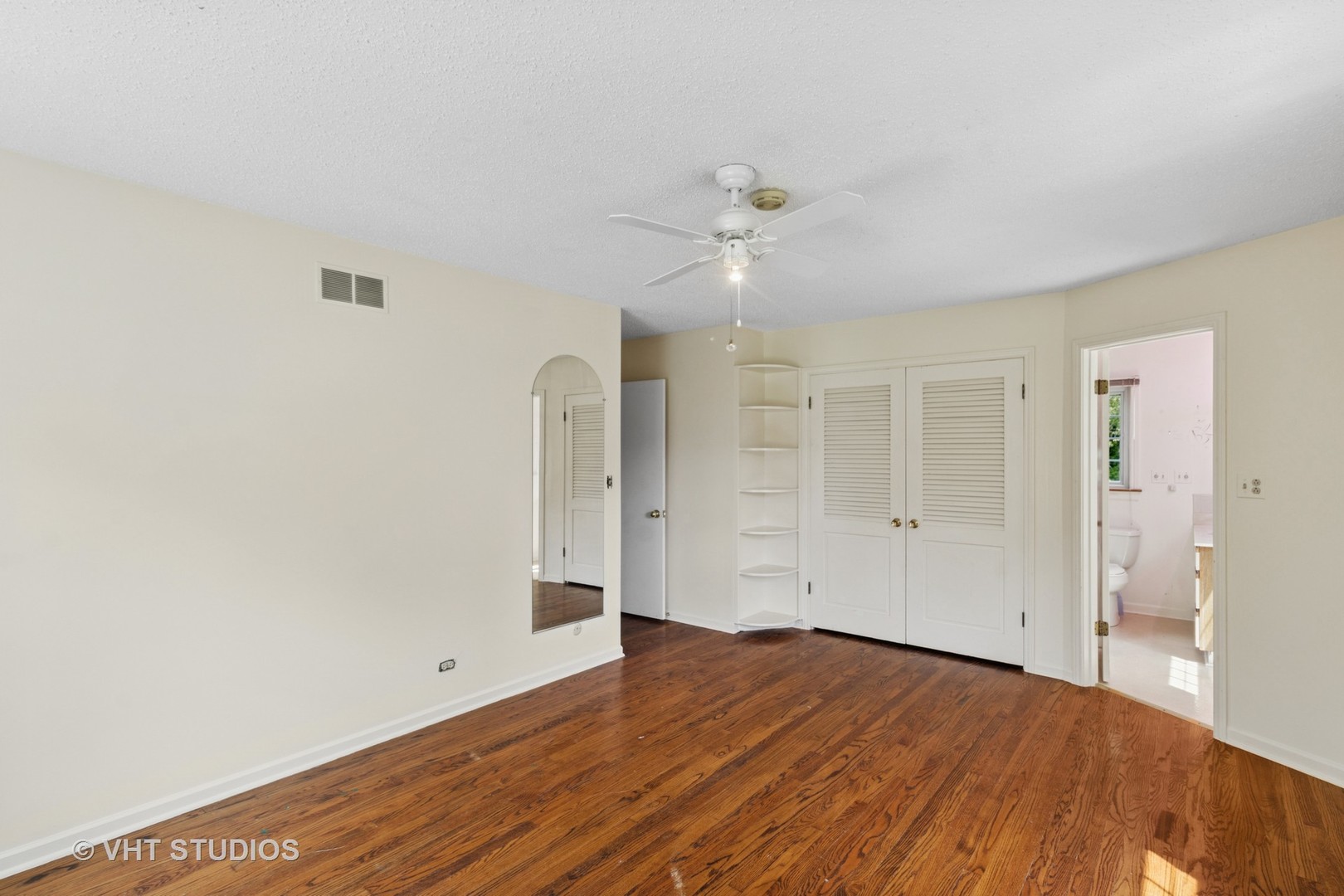 Dundee, Illinois 60118, United States, 5 Bedrooms Bedrooms, ,4 BathroomsBathrooms,Residential,Contingent,214054