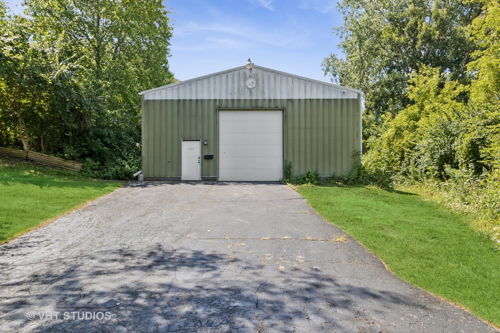 Dundee, Illinois 60118, United States, 5 Bedrooms Bedrooms, ,4 BathroomsBathrooms,Residential,Contingent,214054