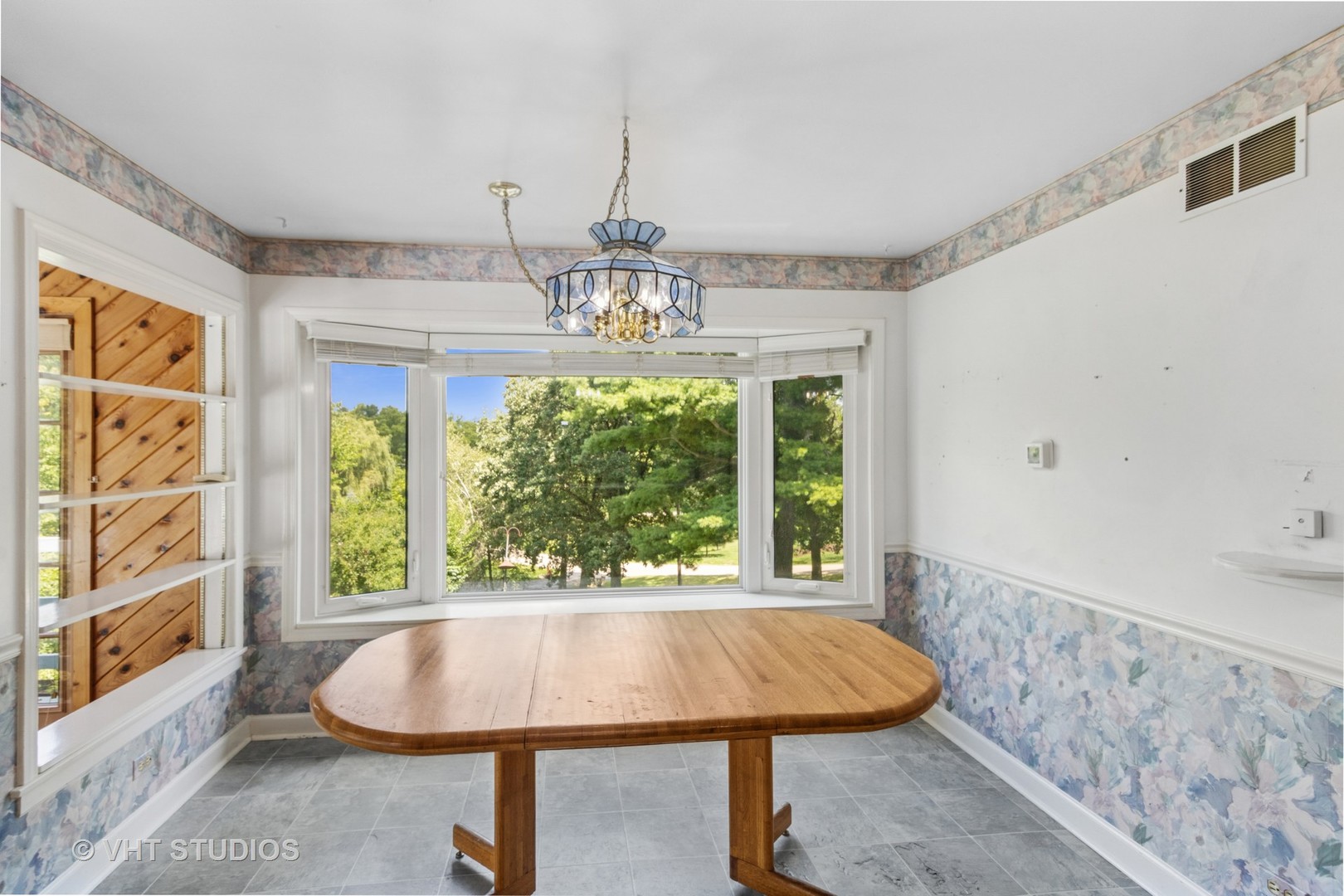 Dundee, Illinois 60118, United States, 5 Bedrooms Bedrooms, ,4 BathroomsBathrooms,Residential,Contingent,214054