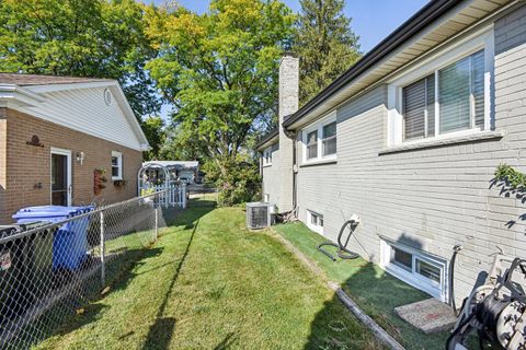 Tiny photo for 719 N Elmhurst Avenue, Mount Prospect, IL 60056 (MLS # 12543732)