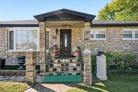 Tiny photo for 719 N Elmhurst Avenue, Mount Prospect, IL 60056 (MLS # 12543732)
