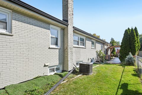 Tiny photo for 719 N Elmhurst Avenue, Mount Prospect, IL 60056 (MLS # 12543732)