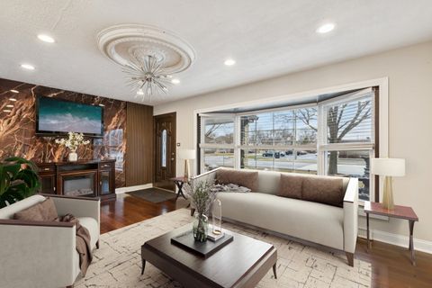 Tiny photo for 719 N Elmhurst Avenue, Mount Prospect, IL 60056 (MLS # 12543732)