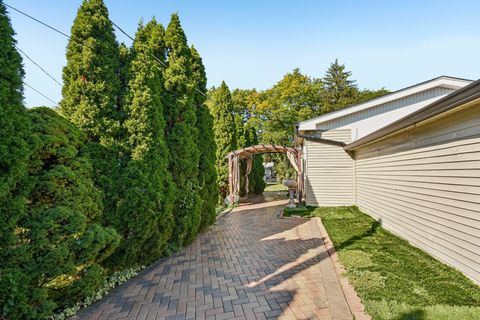 Tiny photo for 719 N Elmhurst Avenue, Mount Prospect, IL 60056 (MLS # 12543732)