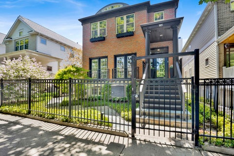 Photo of 1621 W Rosehill Drive, Chicago, IL 60660 (MLS # 12648857)
