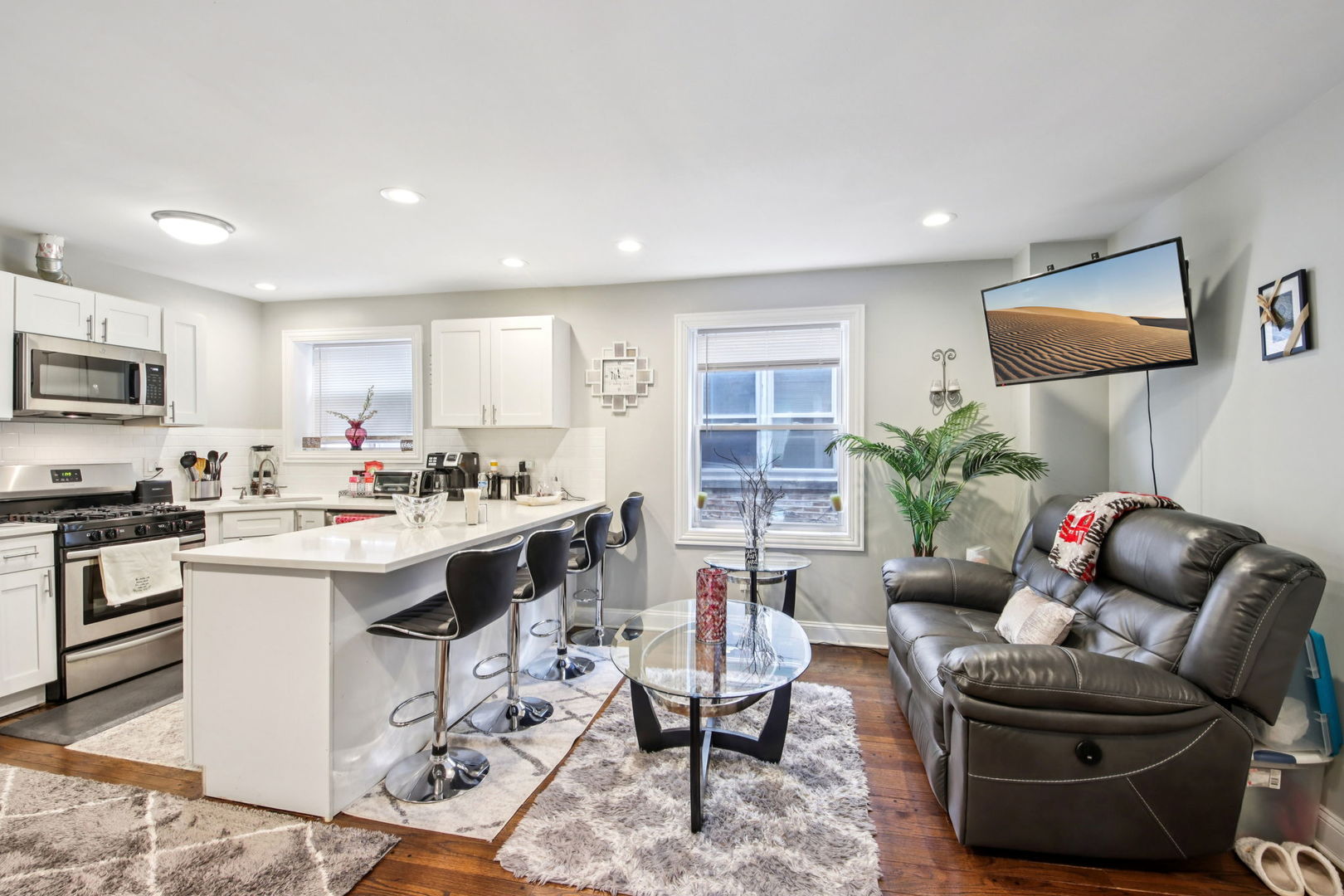 2900 W GLENLAKE Avenue