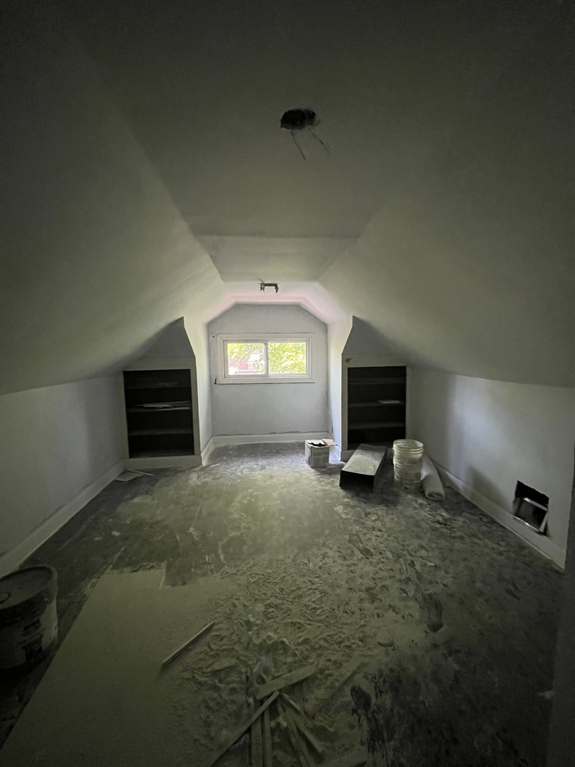 8150 S Oglesby Avenue