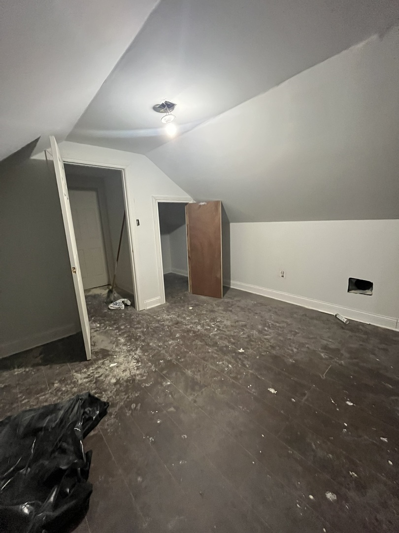 8150 S Oglesby Avenue