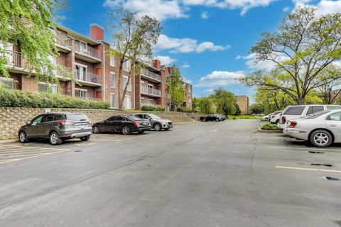 Tiny photo for 805 Leicester Road #B105, Elk Grove Village, IL 60007 (MLS # 12371452)
