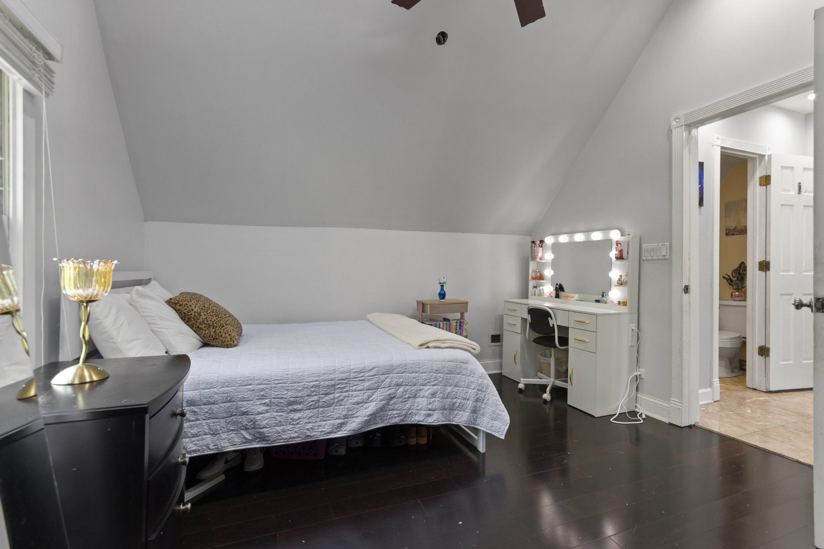 Chicago, Illinois 60618, United States, 5 Bedrooms Bedrooms, ,4 BathroomsBathrooms,Residential,Active,230487