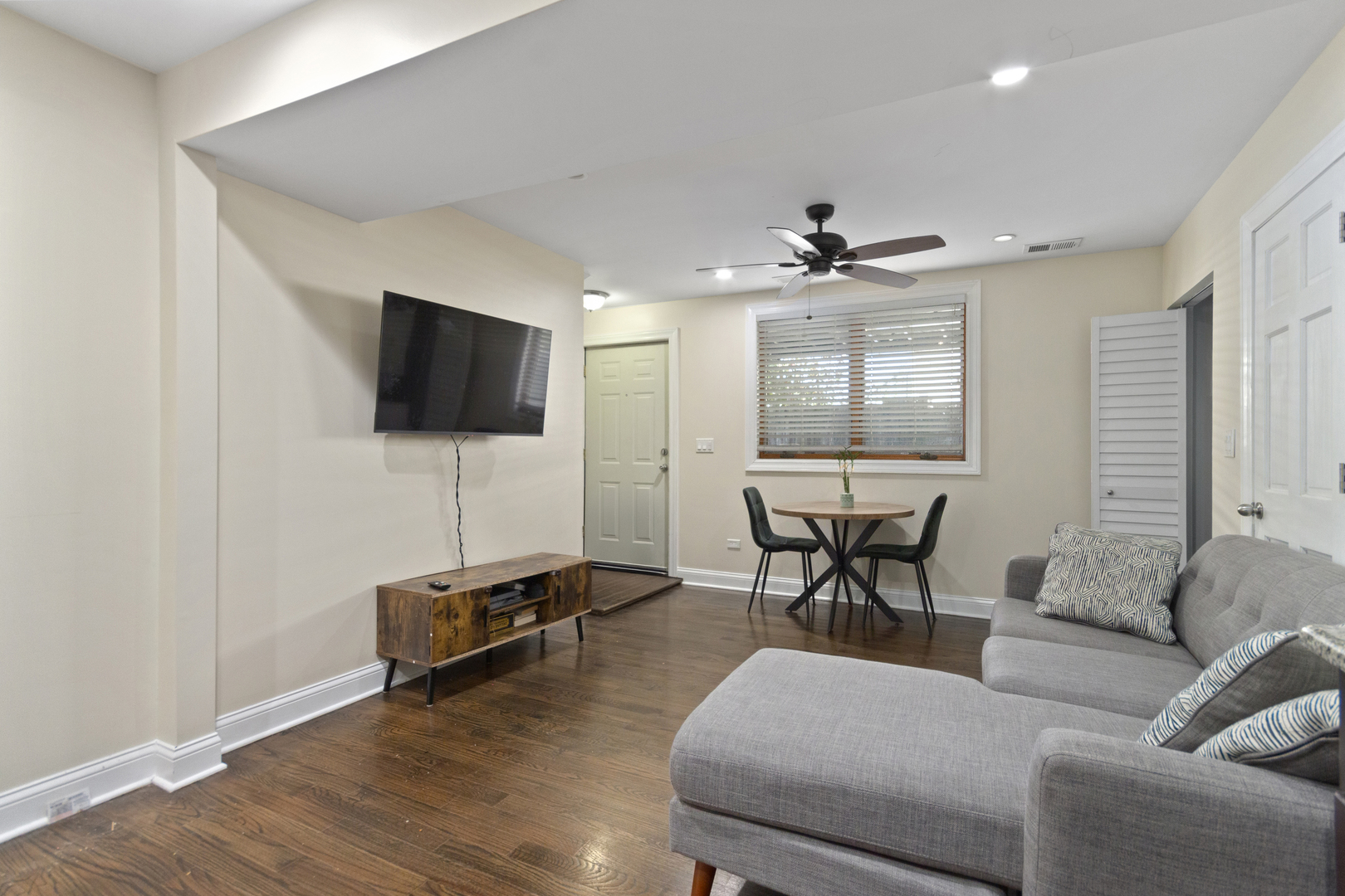 Chicago, Illinois 60618, United States, 5 Bedrooms Bedrooms, ,4 BathroomsBathrooms,Residential,Active,230487