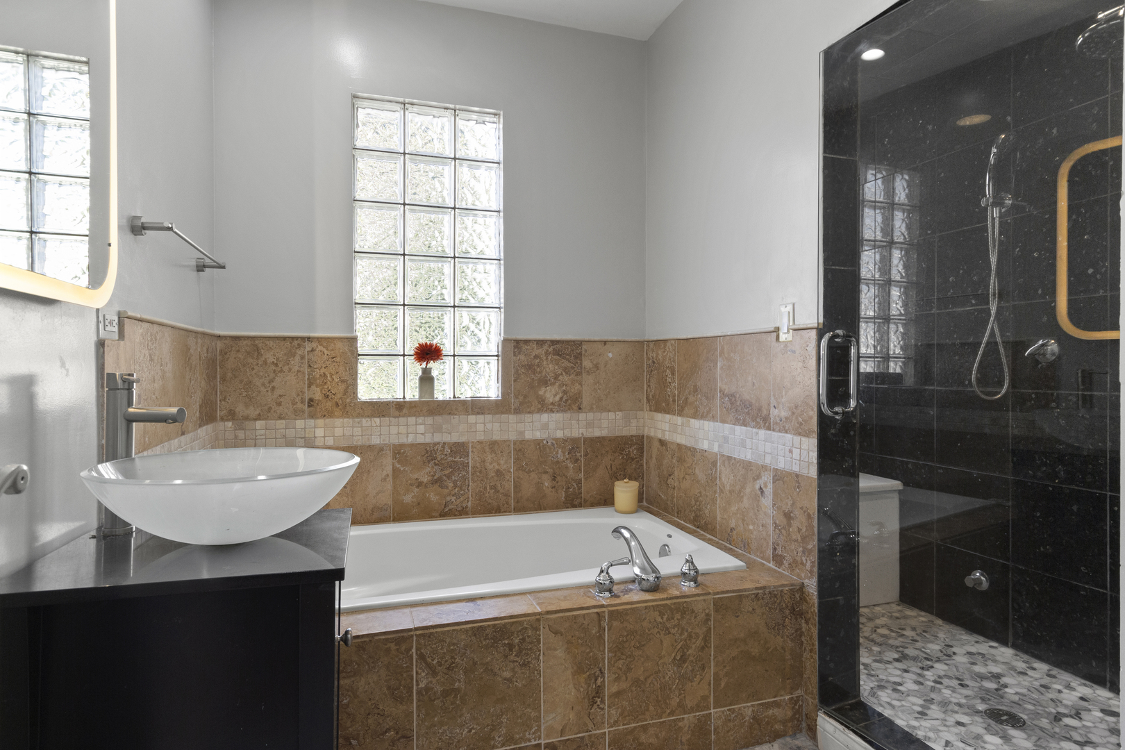 Chicago, Illinois 60618, United States, 5 Bedrooms Bedrooms, ,4 BathroomsBathrooms,Residential,Active,230487