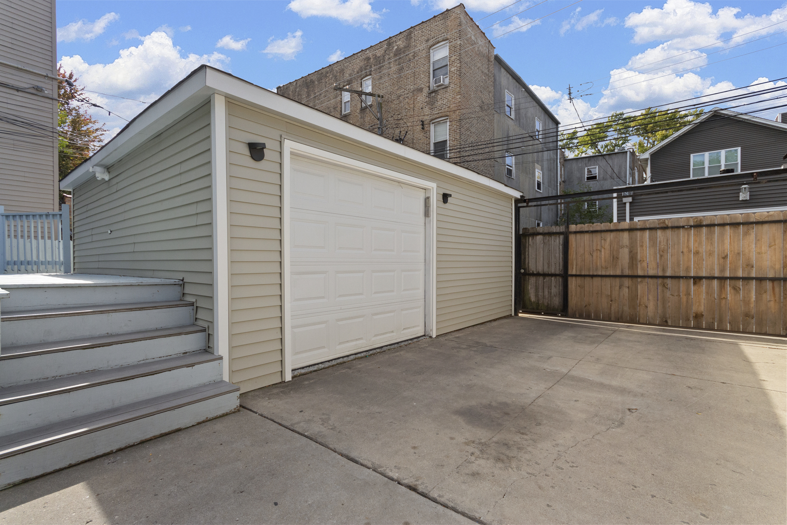 Chicago, Illinois 60618, United States, 5 Bedrooms Bedrooms, ,4 BathroomsBathrooms,Residential,Active,230487