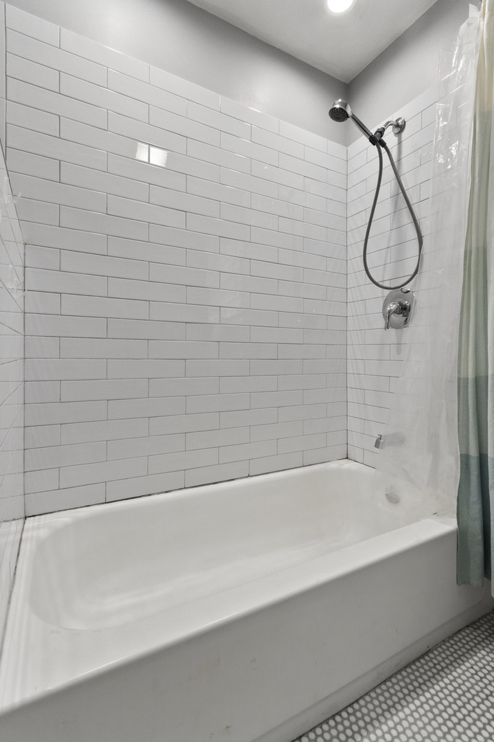 Chicago, Illinois 60618, United States, 5 Bedrooms Bedrooms, ,4 BathroomsBathrooms,Residential,Active,230487