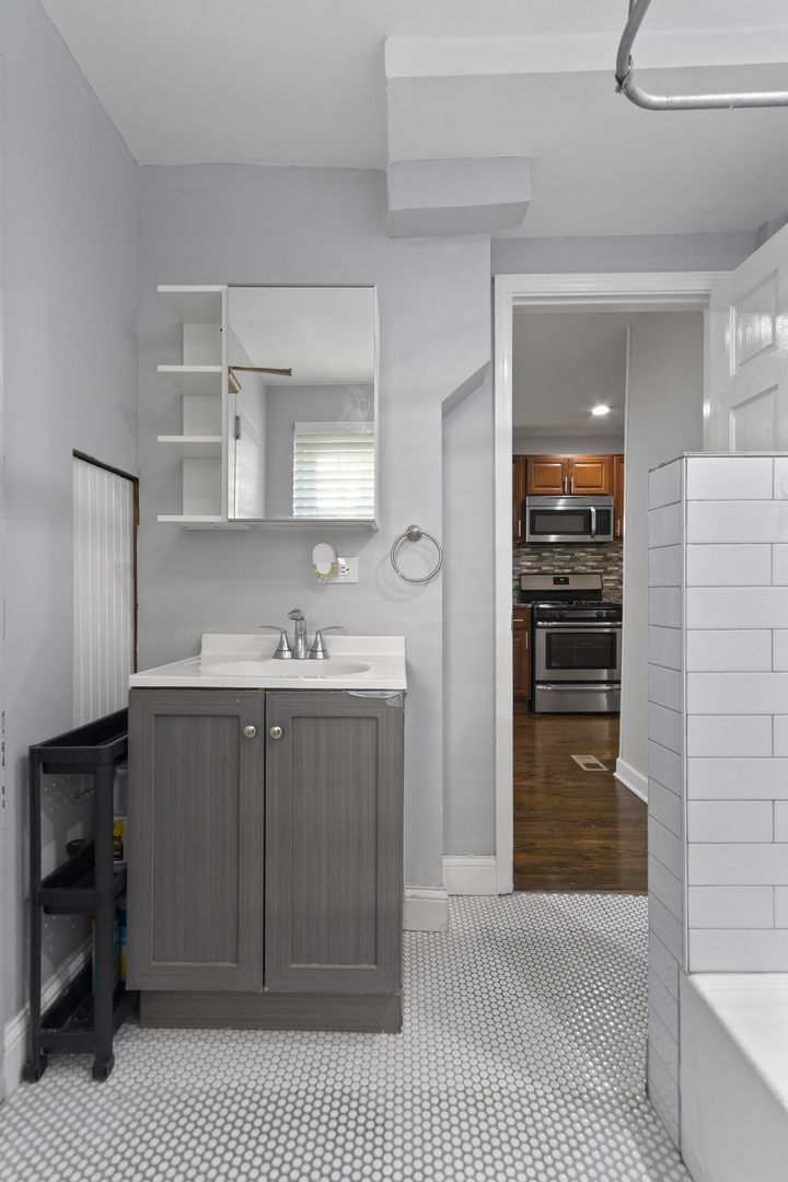 Chicago, Illinois 60618, United States, 5 Bedrooms Bedrooms, ,4 BathroomsBathrooms,Residential,Active,230487