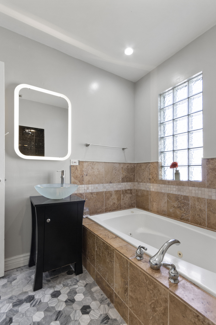 Chicago, Illinois 60618, United States, 5 Bedrooms Bedrooms, ,4 BathroomsBathrooms,Residential,Active,230487