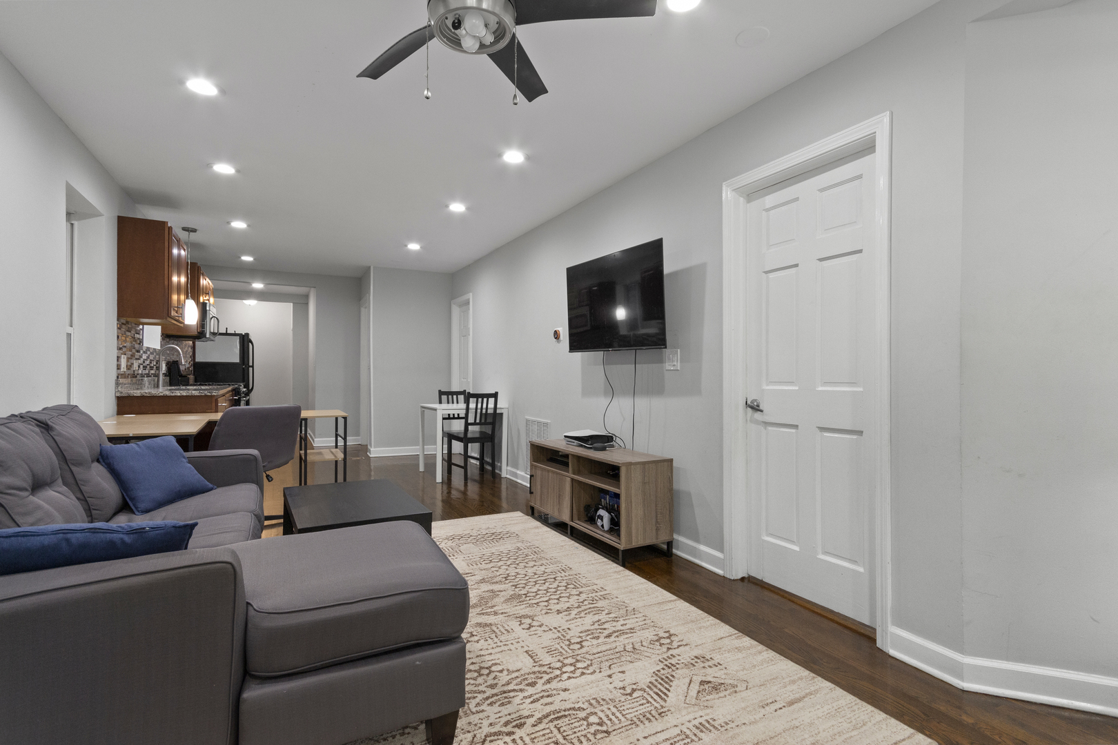 Chicago, Illinois 60618, United States, 5 Bedrooms Bedrooms, ,4 BathroomsBathrooms,Residential,Active,230487