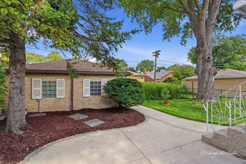 Tiny photo for 3944 W Greenleaf Avenue, Lincolnwood, IL 60712 (MLS # 12726161)