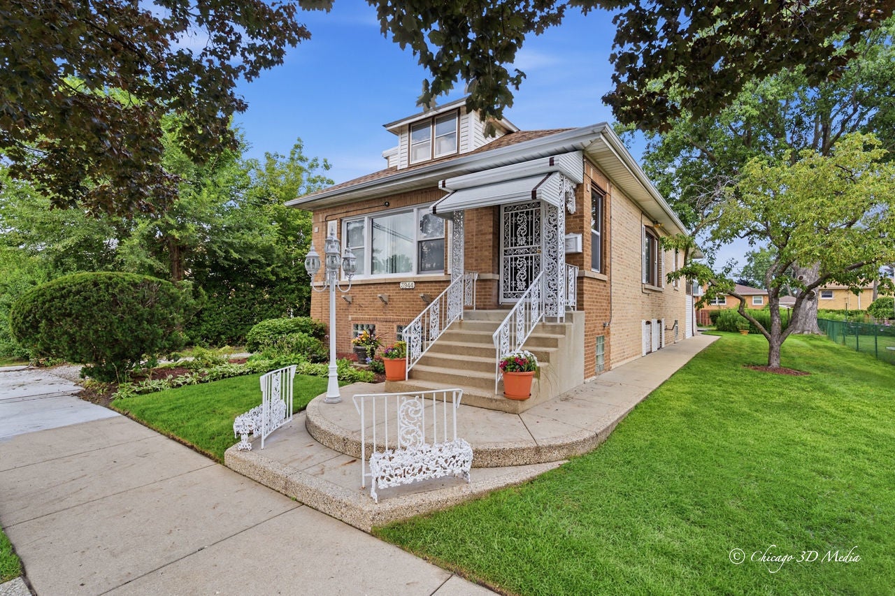 3944 W Greenleaf Avenue