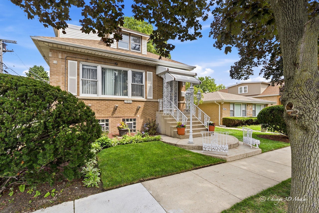 3944 W Greenleaf Avenue