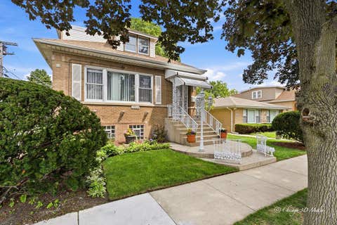 Tiny photo for 3944 W Greenleaf Avenue, Lincolnwood, IL 60712 (MLS # 12726161)