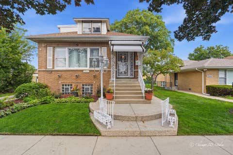 Photo of 3944 W Greenleaf Avenue, Lincolnwood, IL 60712 (MLS # 12726161)