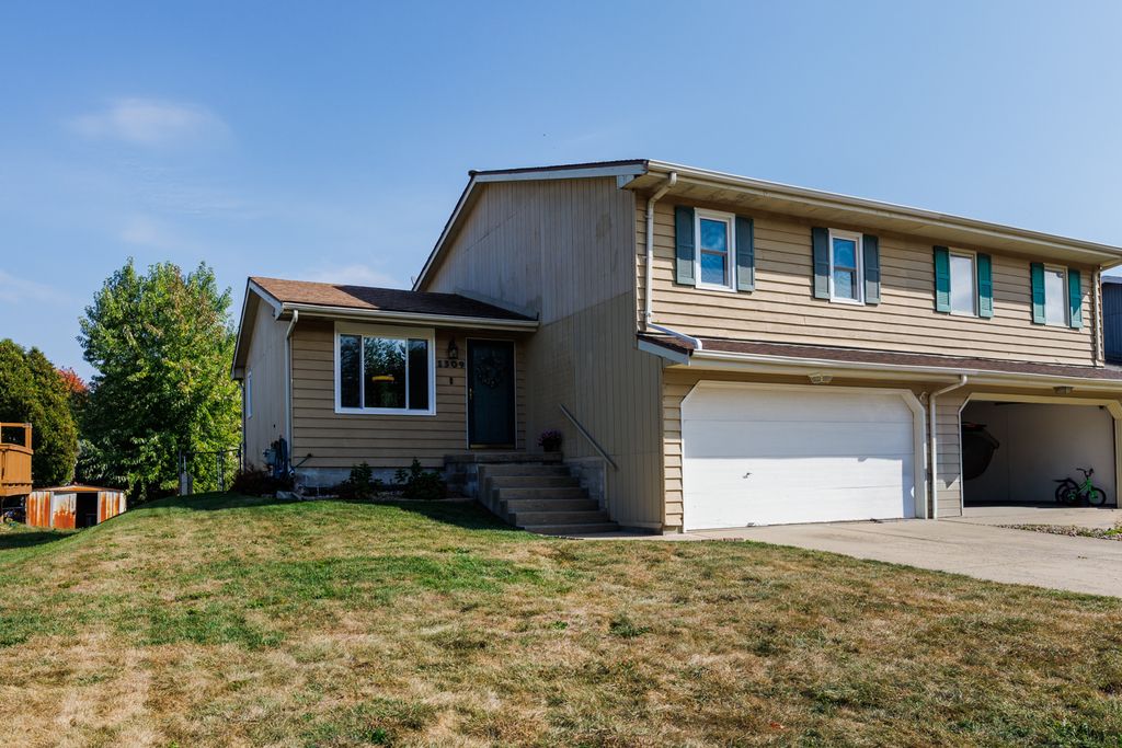 Photo for 1309 Cadwell Drive, Bloomington, IL 61704 (MLS # 12494678)