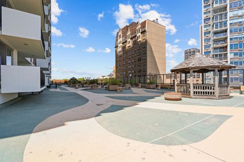 Tiny photo for 6033 N Sheridan Road #24B, Chicago, IL 60660 (MLS # 12640319)
