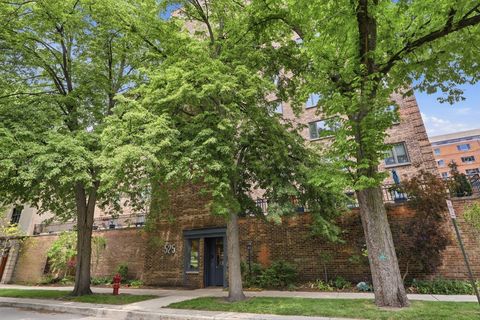 Photo of 525 Grove Street #2D, Evanston, IL 60201 (MLS # 12656632)