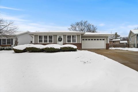 Photo of 2 Yew Court, Bloomington, IL 61701 (MLS # 12532509)