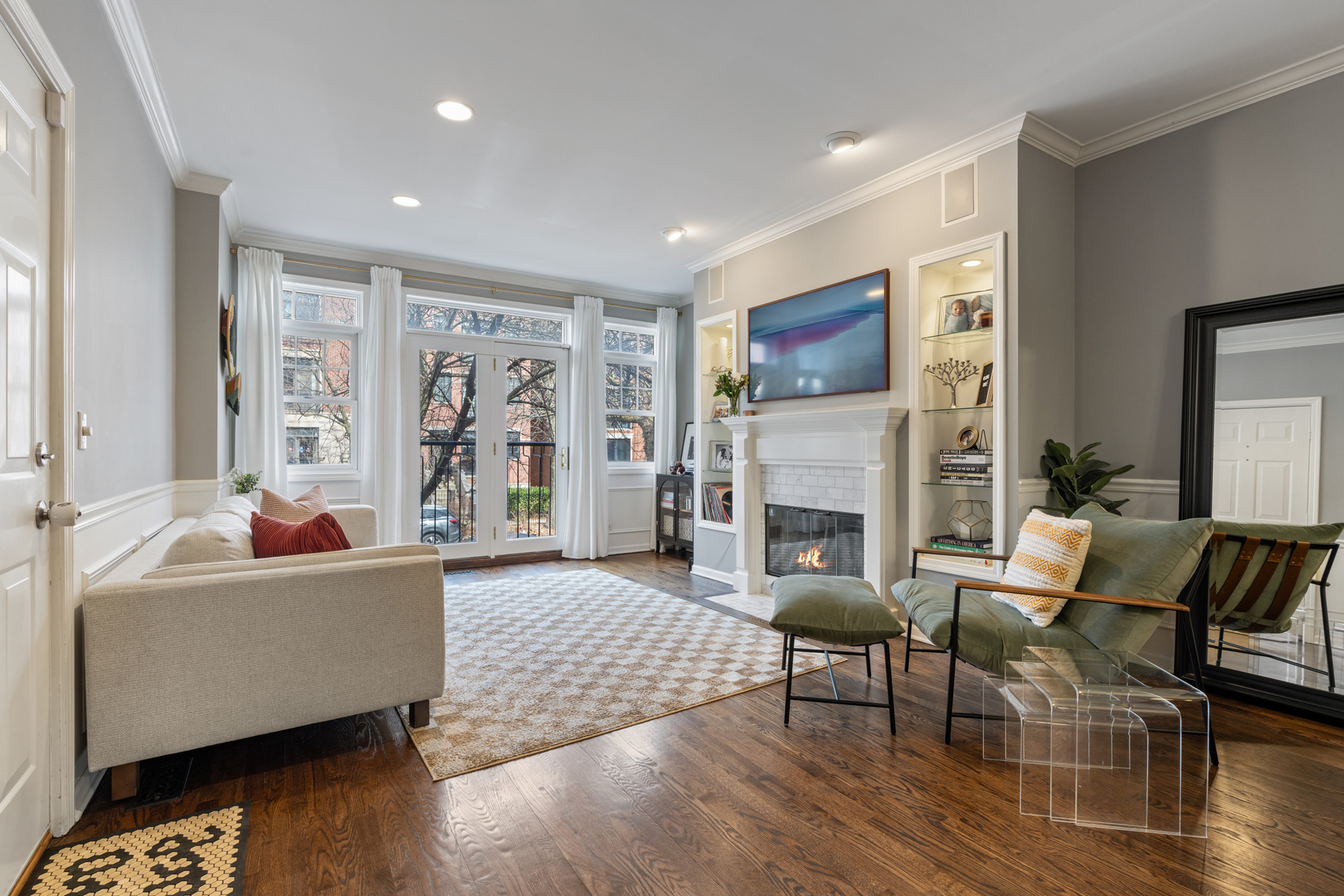 853 W Roscoe Street 1