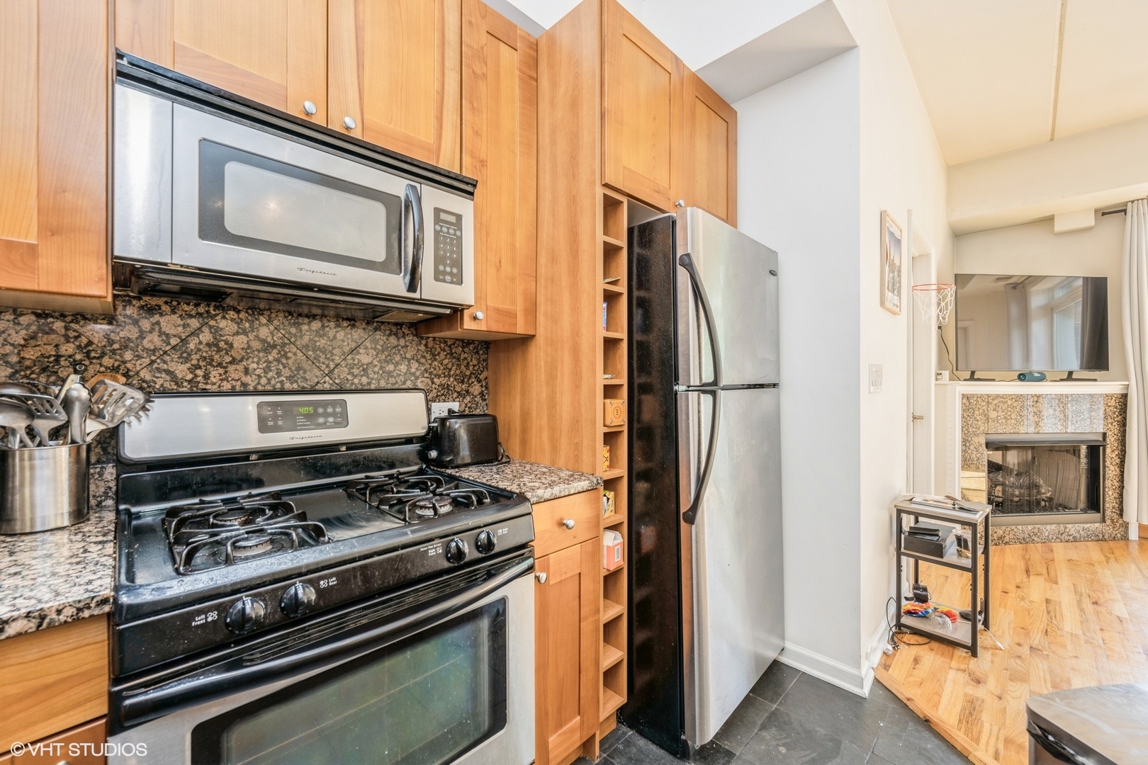 657 W Fulton Street 207
