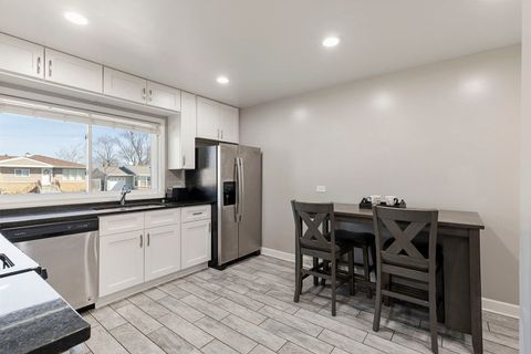 Tiny photo for 701 W Lake Park Drive, Addison, IL 60101 (MLS # 12599365)