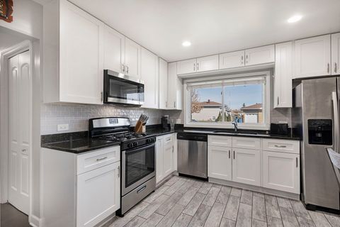 Tiny photo for 701 W Lake Park Drive, Addison, IL 60101 (MLS # 12599365)