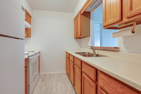 Tiny photo for 625 W Huntington Commons Road #208, Mount Prospect, IL 60056 (MLS # 12618168)