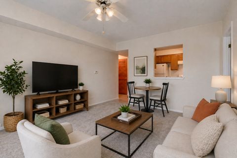 Tiny photo for 625 W Huntington Commons Road #208, Mount Prospect, IL 60056 (MLS # 12618168)