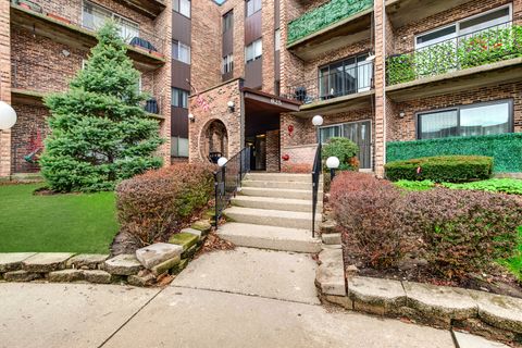 Tiny photo for 625 W Huntington Commons Road #208, Mount Prospect, IL 60056 (MLS # 12618168)