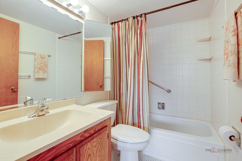 Tiny photo for 625 W Huntington Commons Road #208, Mount Prospect, IL 60056 (MLS # 12618168)