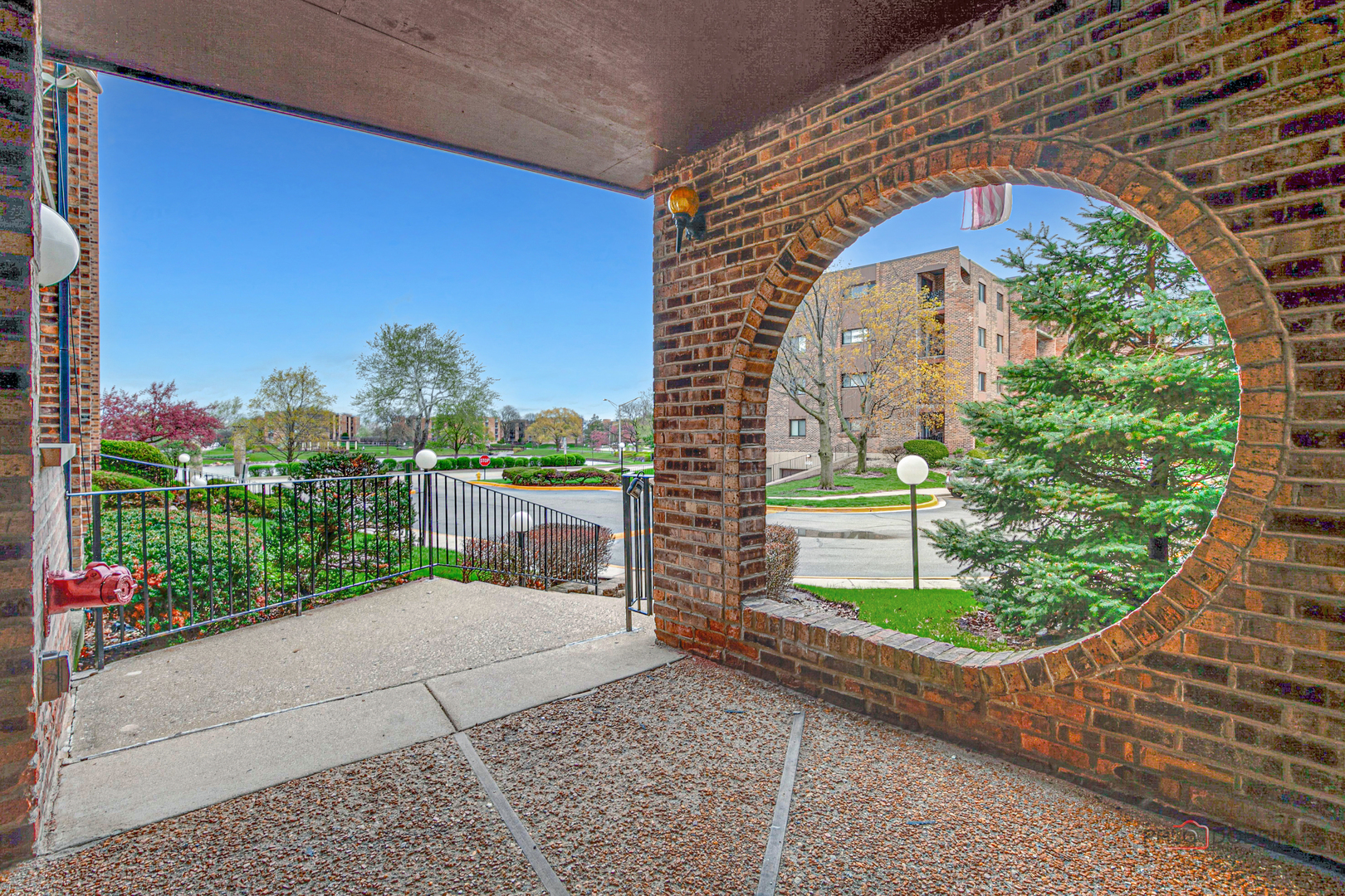 625 W Huntington Commons Road 208