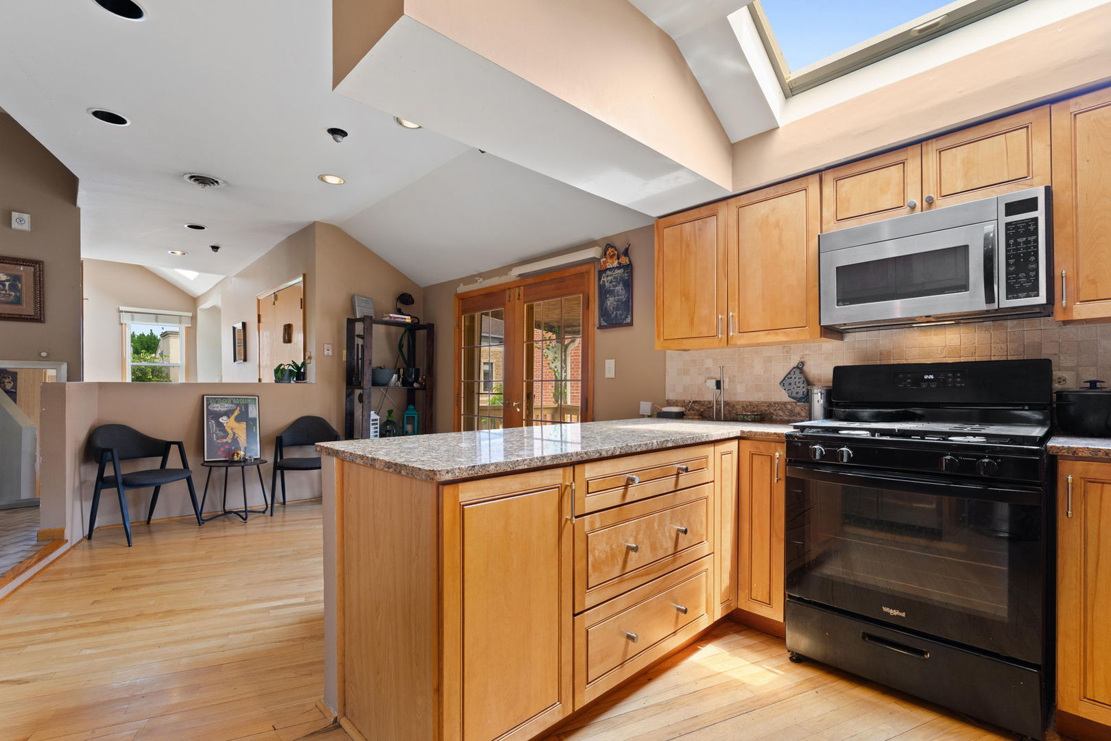 2123-25 W Race Avenue