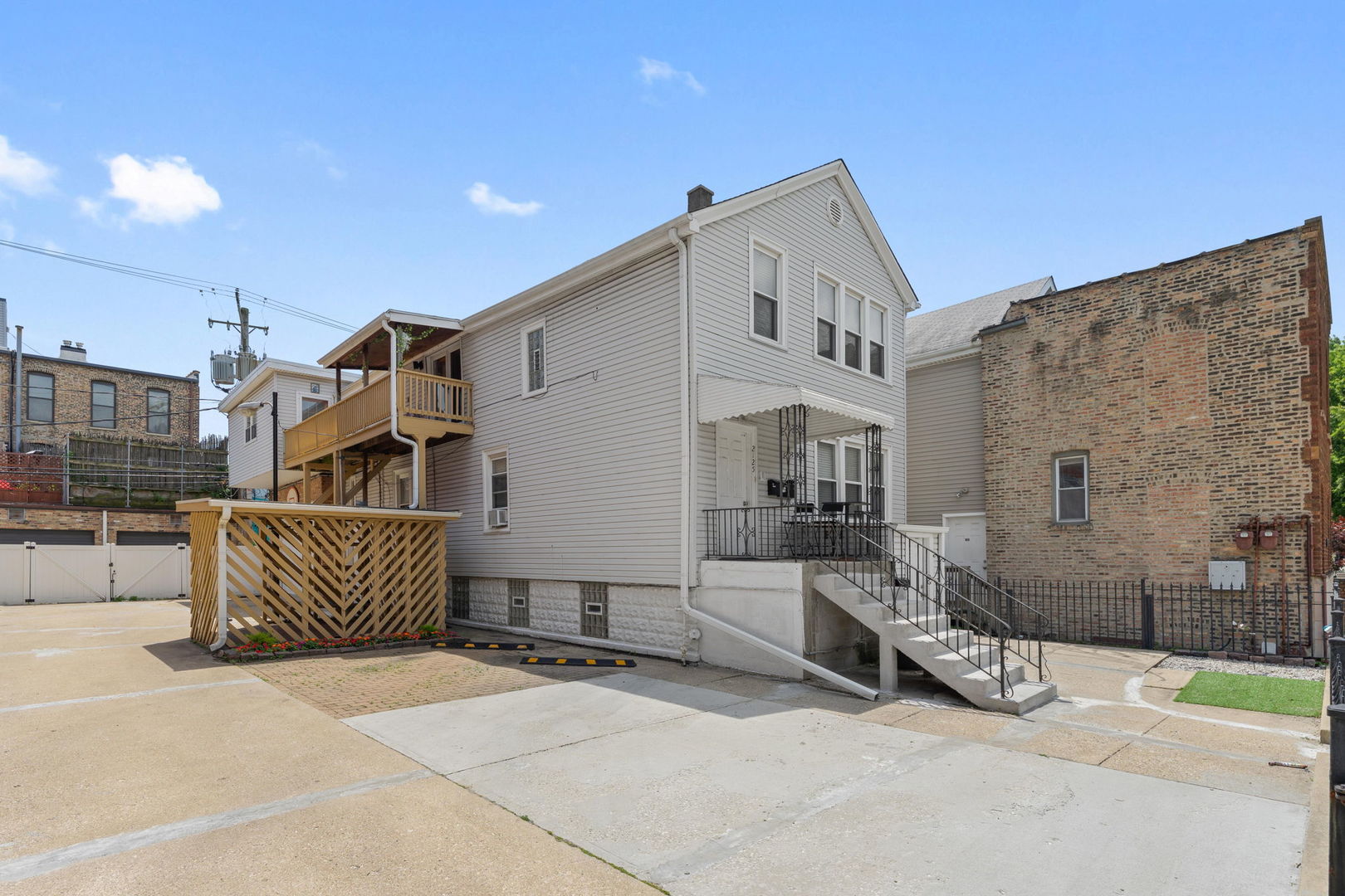 2123-25 W Race Avenue