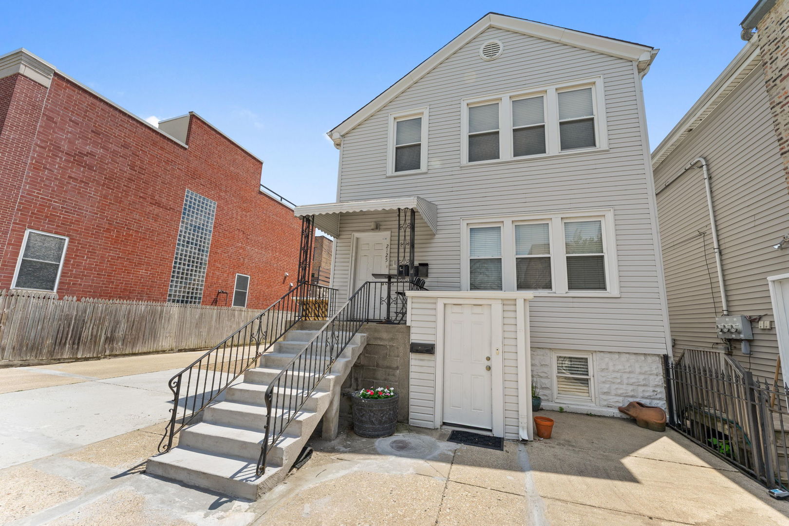 2123-25 W Race Avenue