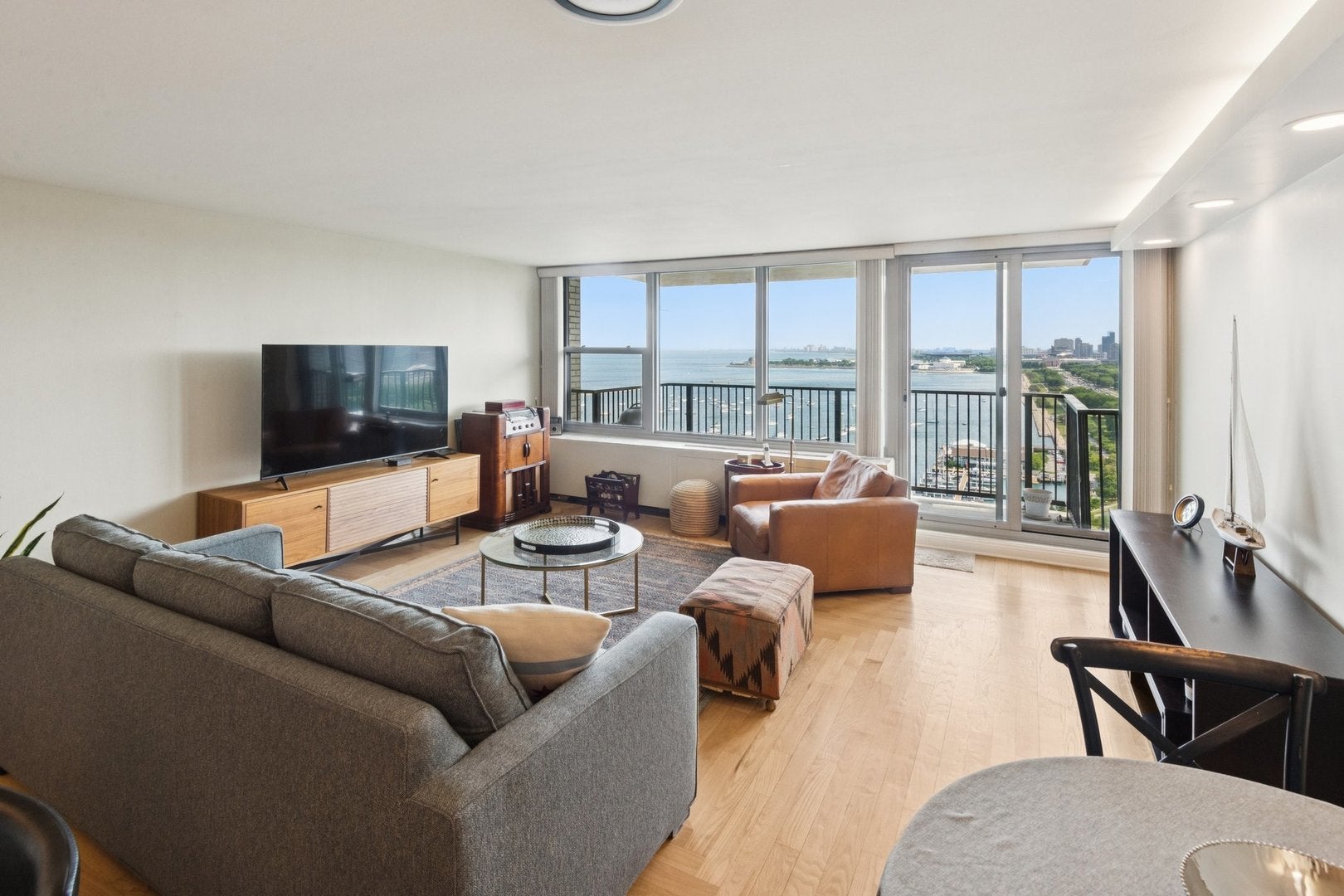 400 E Randolph Street 2305