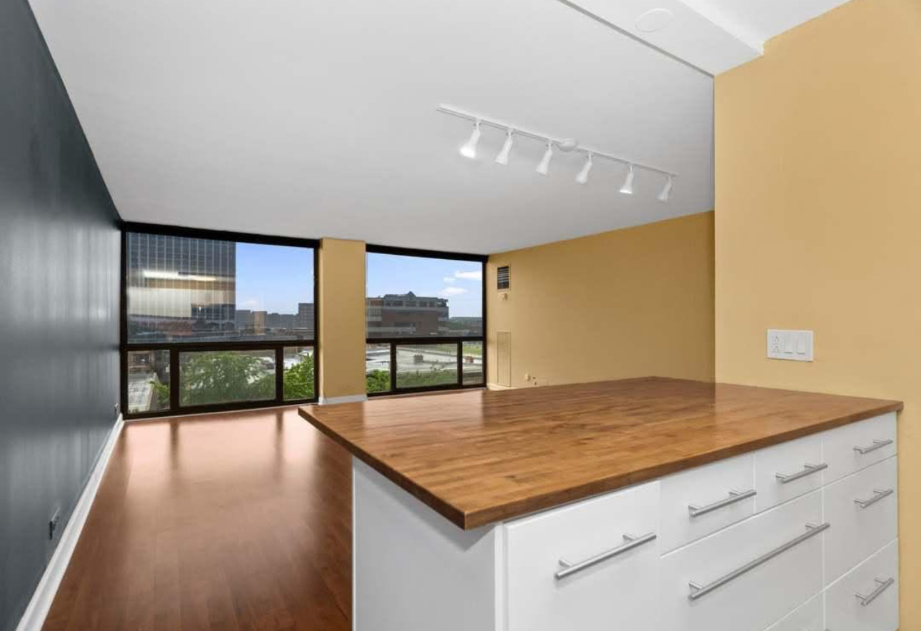 4343 N CLARENDON Avenue 613