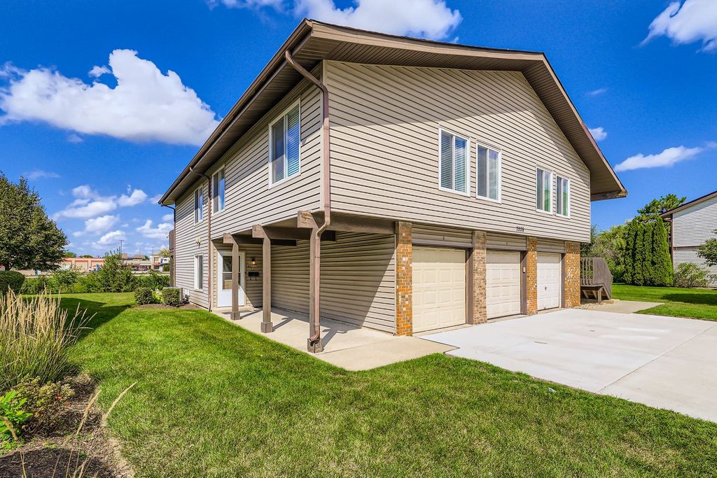 Photo for 7526 Bristol Lane #2, Hanover Park, IL 60133 (MLS # 12487135)