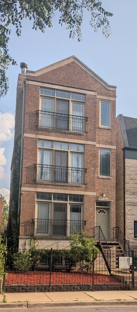 Photo of 435 E 42nd Street #1, Chicago, IL 60653 (MLS # 12552430)