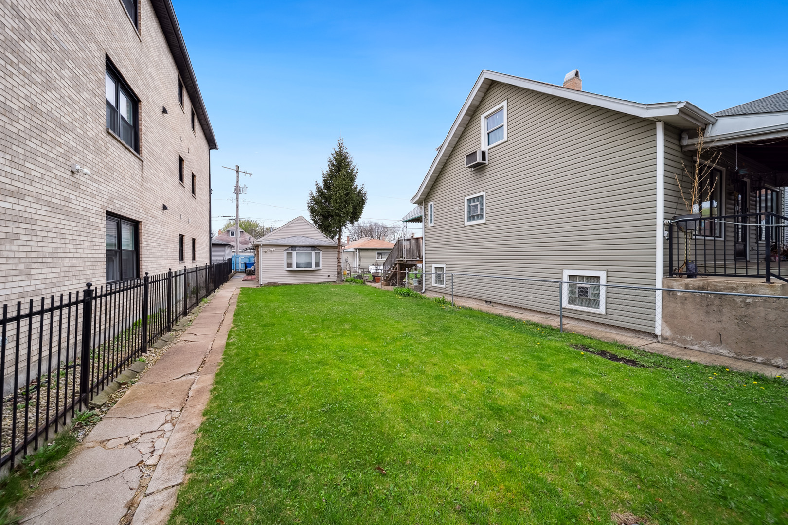 3348 N Narragansett Avenue