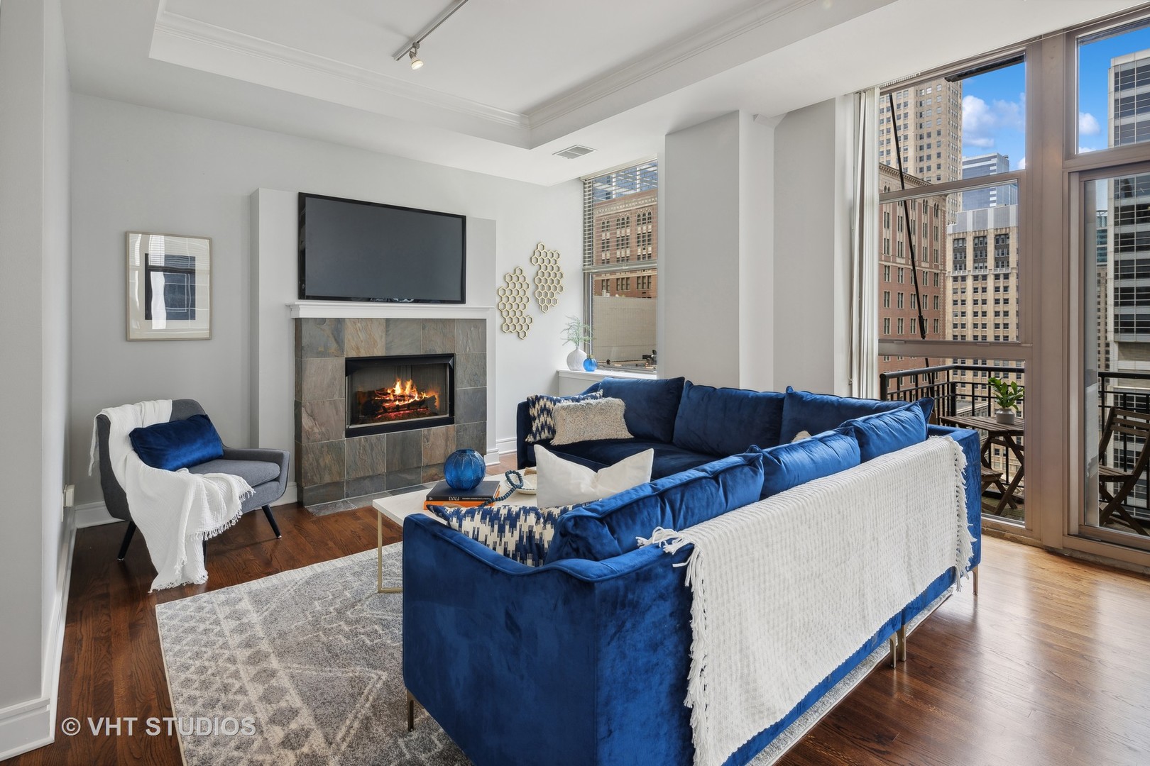 212 W Washington Street 1605