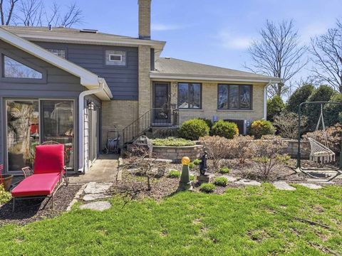 Tiny photo for 602 S Edward Street, Mount Prospect, IL 60056 (MLS # 12607700)